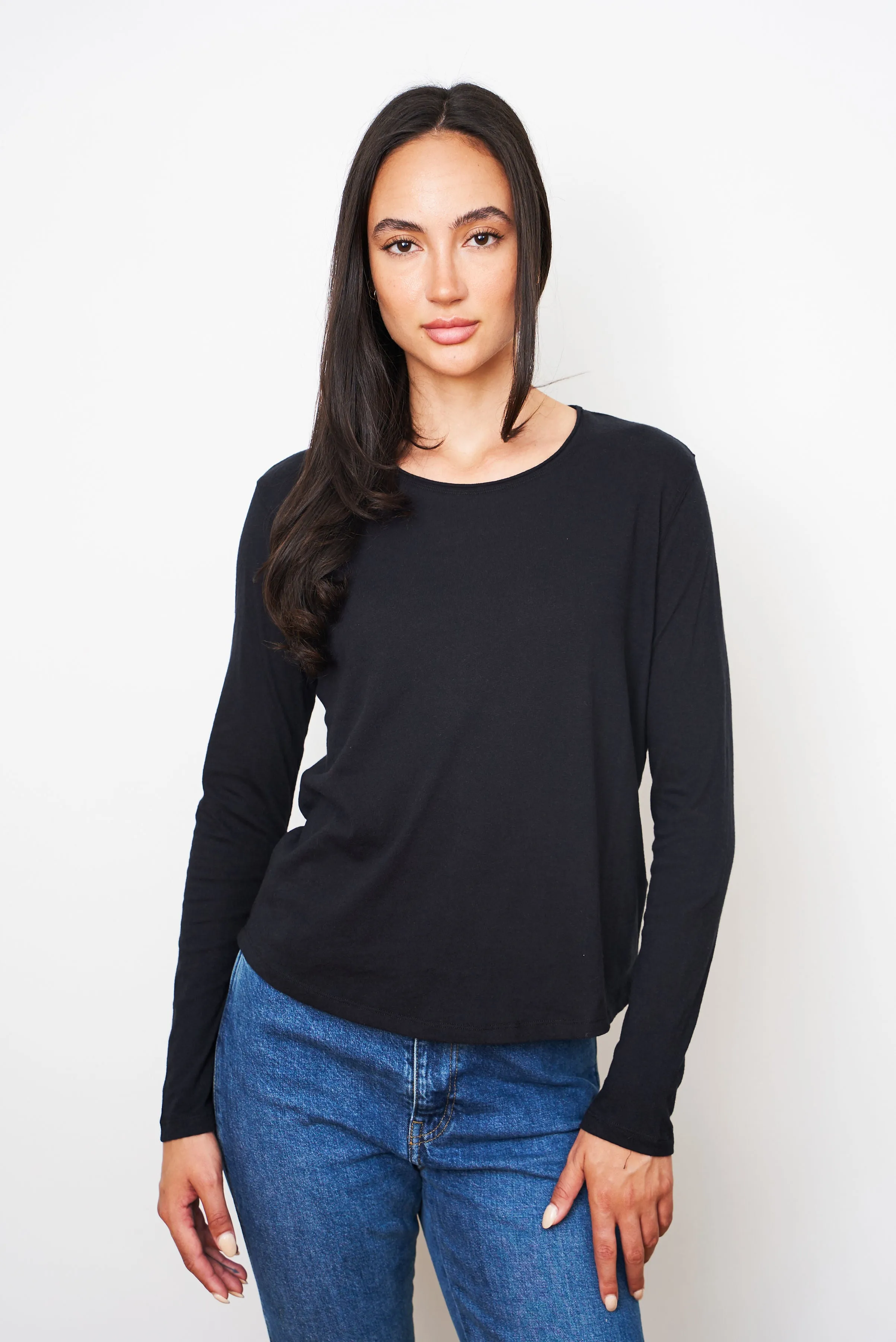 Majestic Cotton/Cashmere Relaxed Long Sleeve Crewneck in Noir/Black