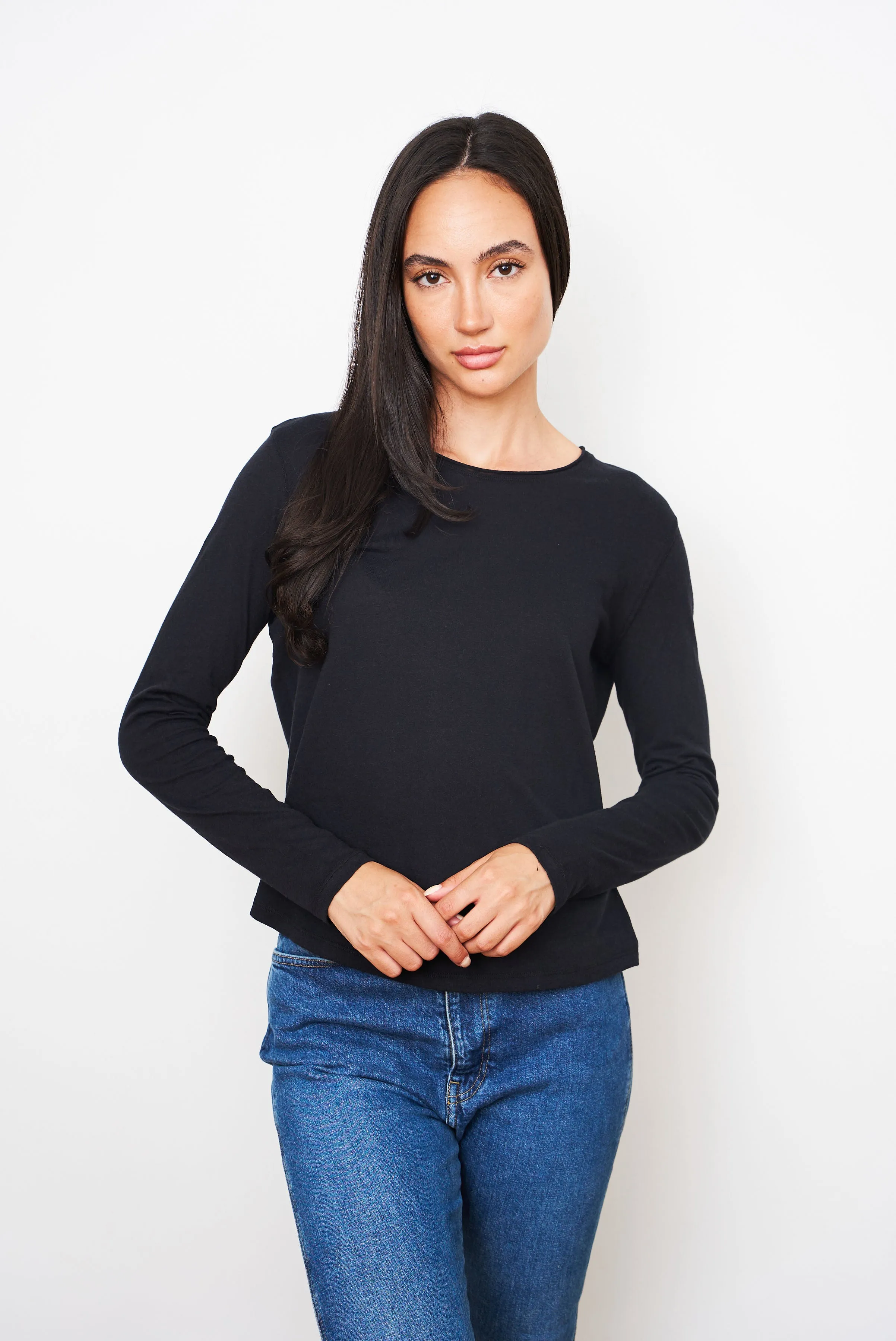 Majestic Cotton/Cashmere Relaxed Long Sleeve Crewneck in Noir/Black