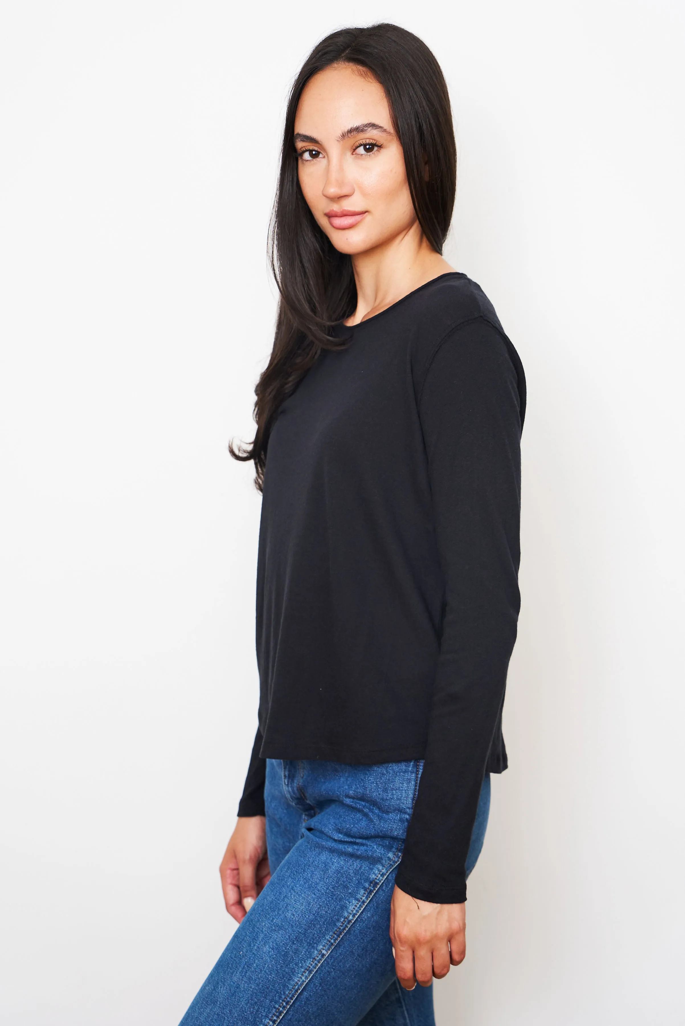 Majestic Cotton/Cashmere Relaxed Long Sleeve Crewneck in Noir/Black