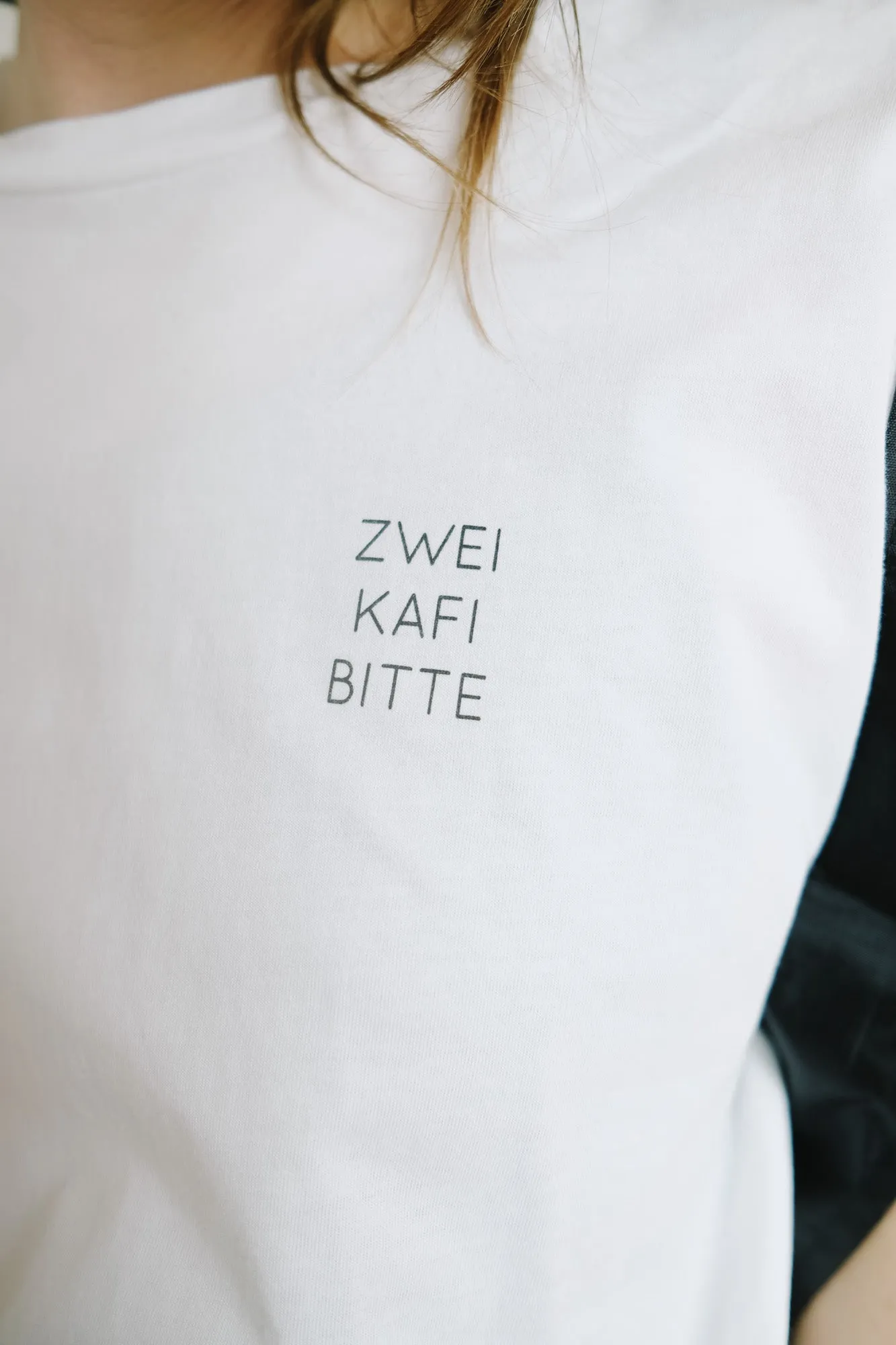 t-shirt - zwei kafi bitte - white