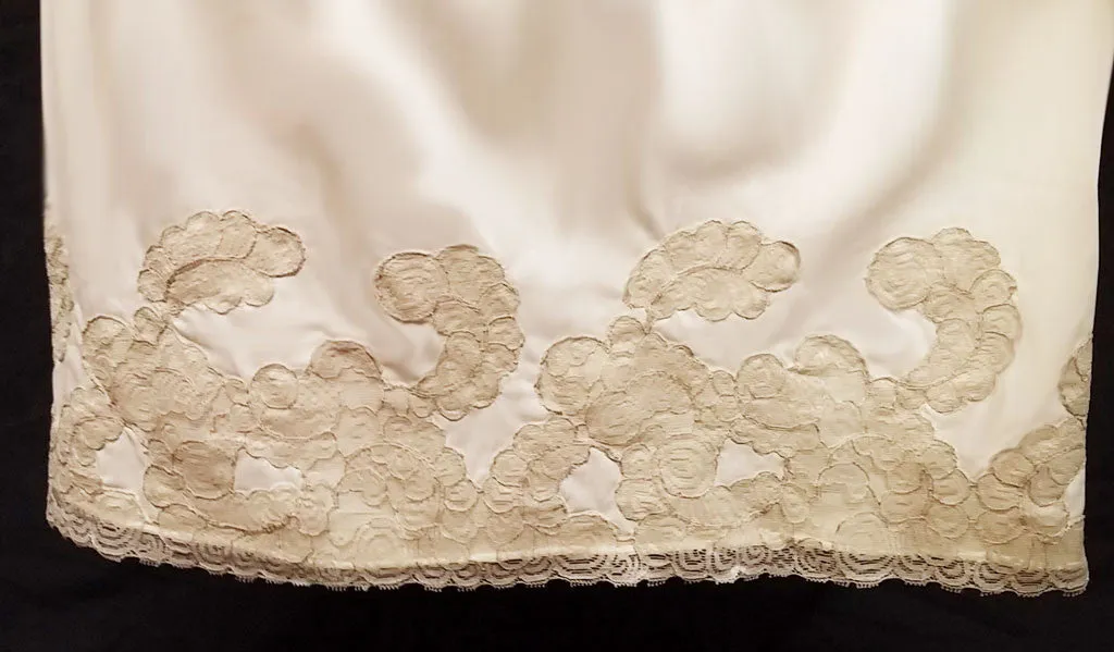 *VINTAGE VAN RAALTE SATIN SUAVETTE ECRU LACE SLIP IN IVORY